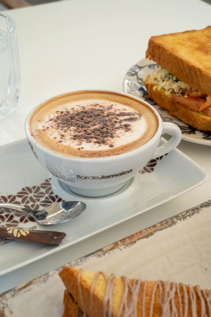 Café recién hecho acompañado de un desayuno de El Olivo