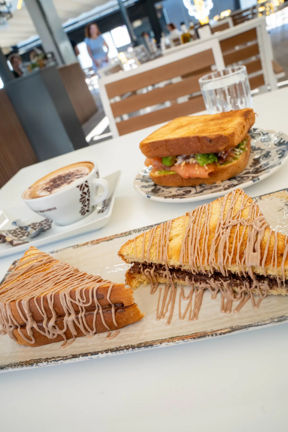 Café, sándwich y merienda servidos en El Olivo